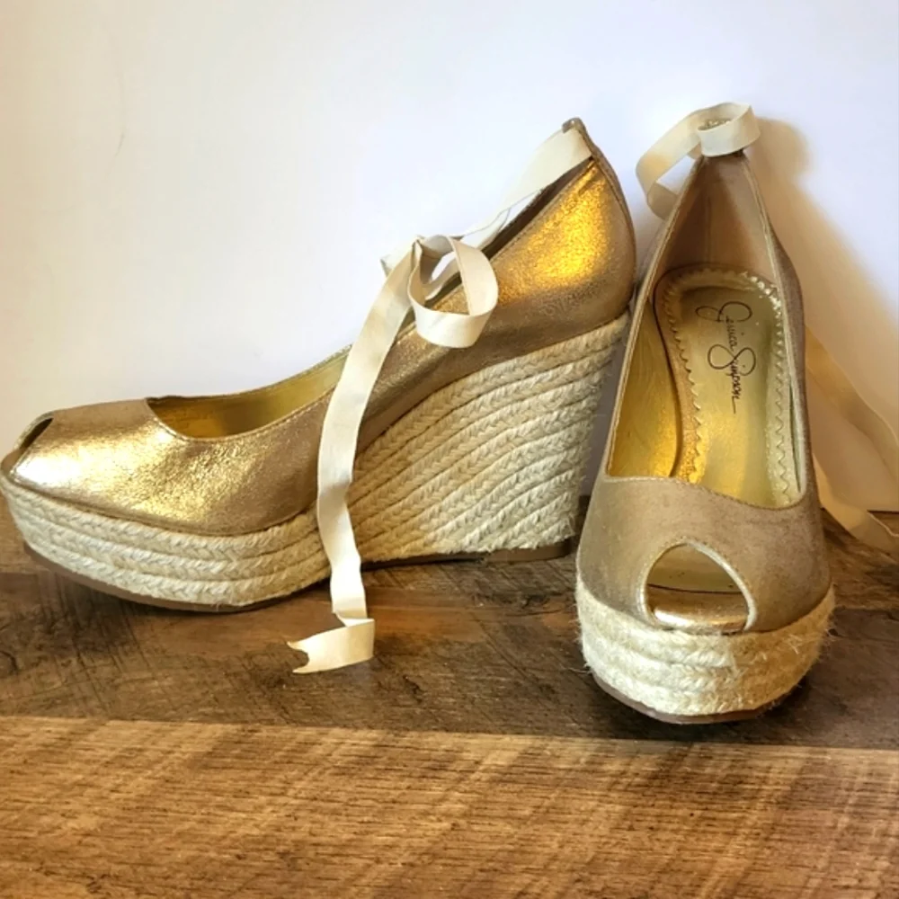 NWOT Jessica Simpson 8.5US Gold Wedge Platform Shoe for Holiday Christmas Party